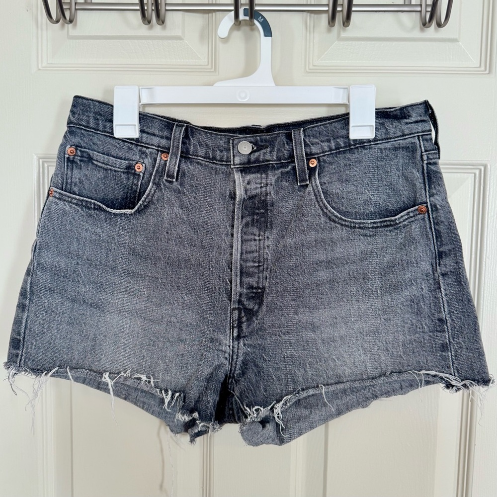 Levi’s 501 Medium Wash Black Raw Edge Shorts Size 32